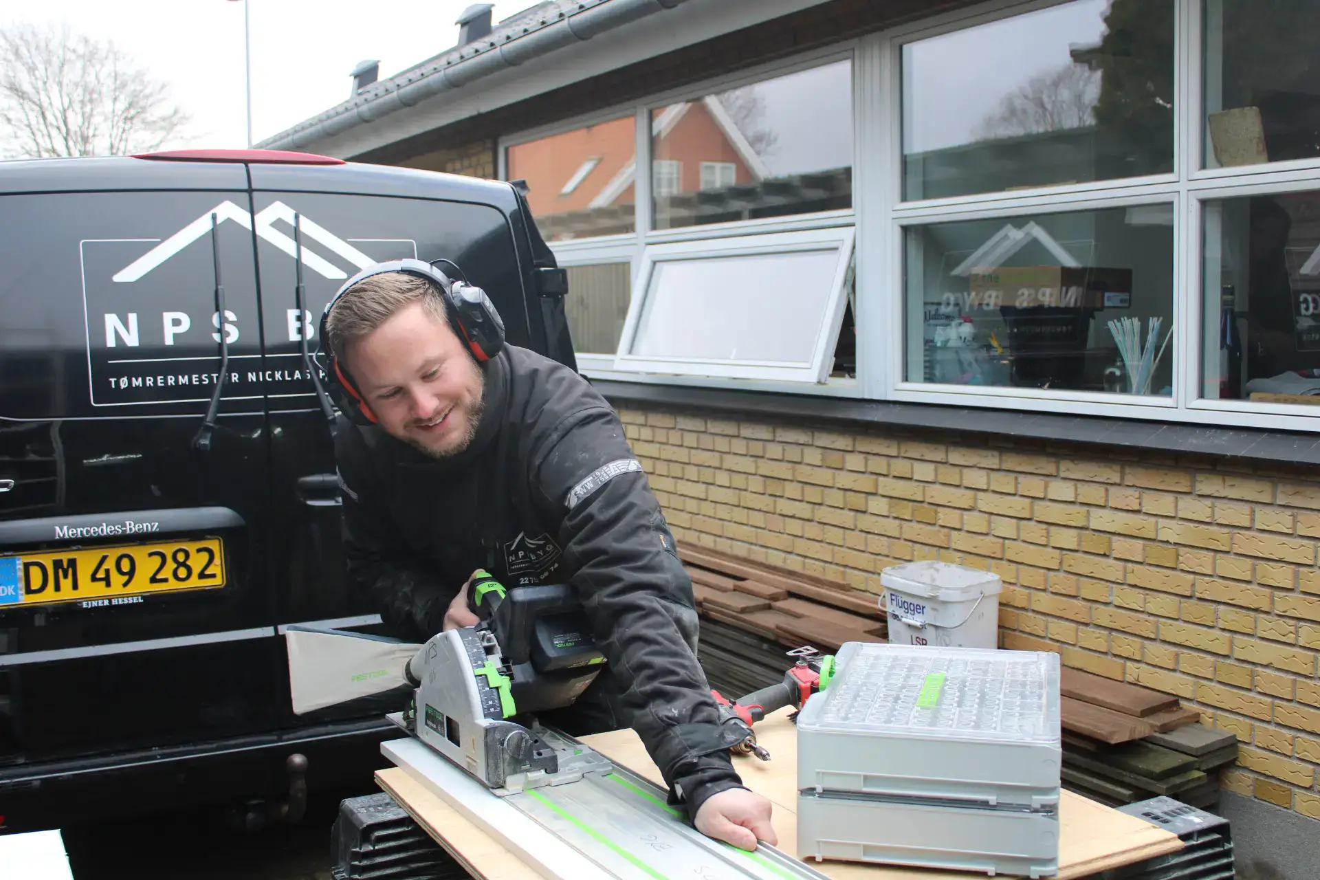 NPS Byg, tømrerfirma, tilbyder professionelt tømrerarbejde og snedkerprojekter i Danmark.