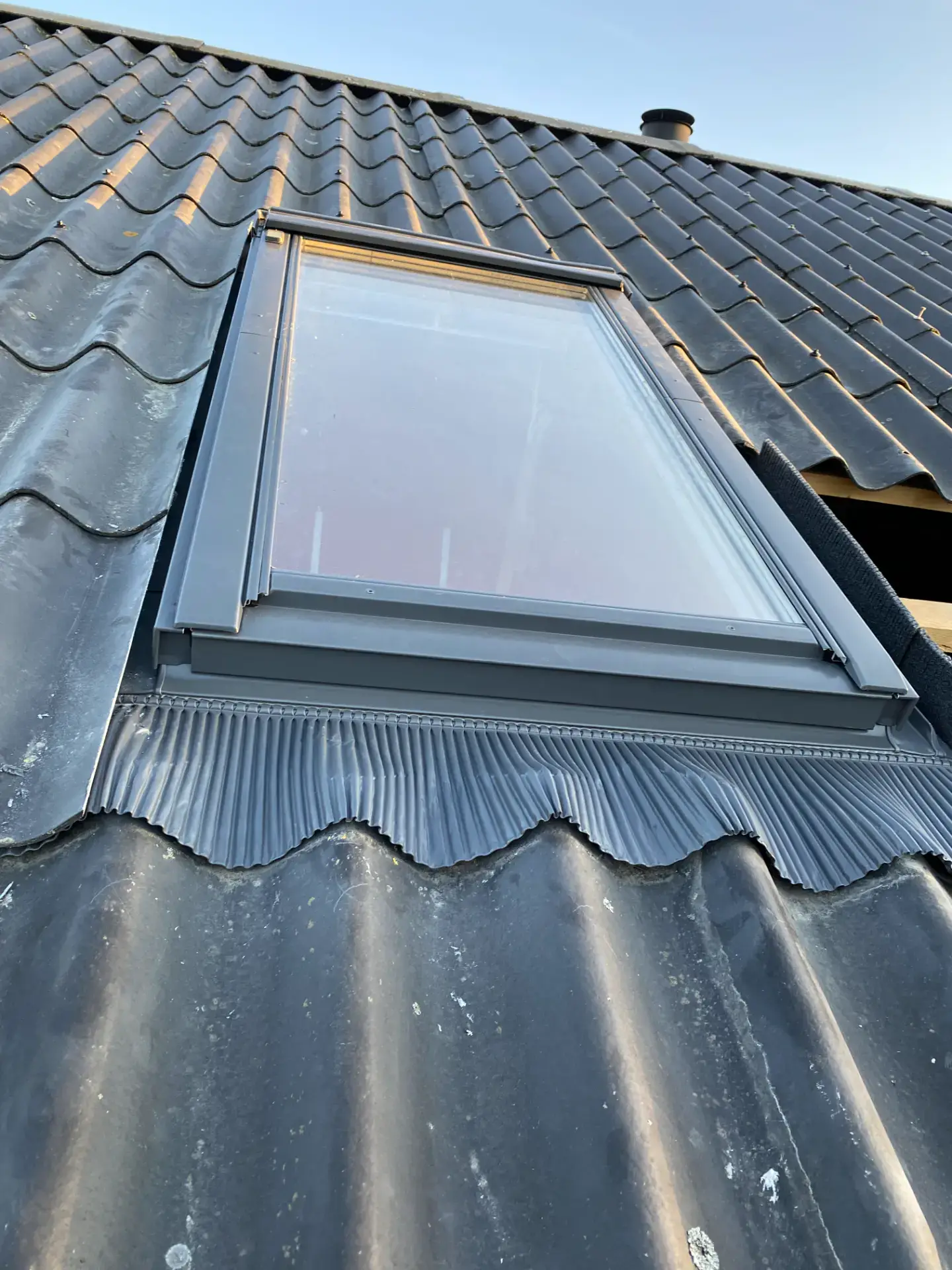 Nyt tag til ovenlysvindue med tagrender og tagpap.