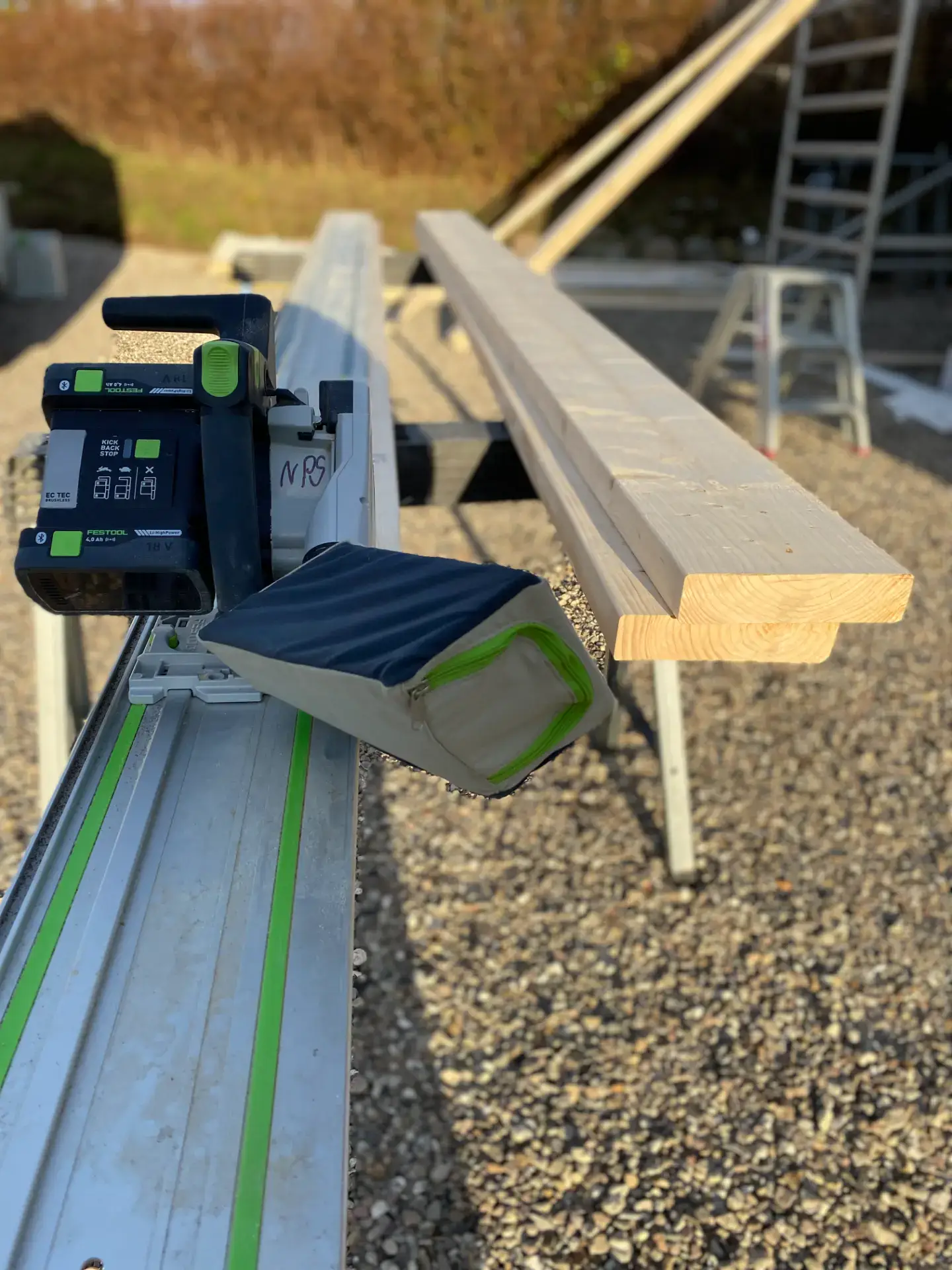 Billede af træbjælker og måleudstyr på en byggeplads.