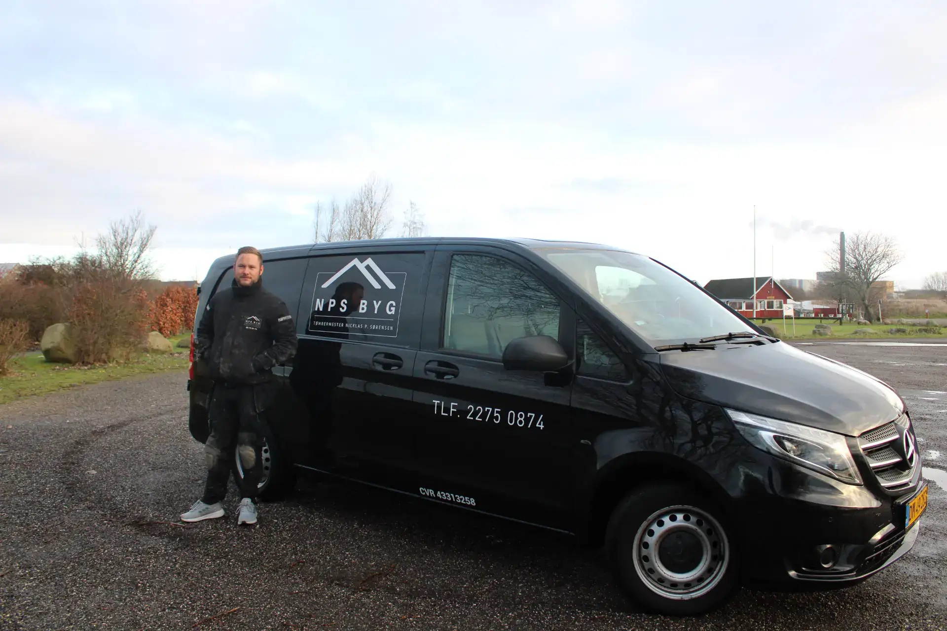 Servicebil med NPS Byg logo og kontaktinfo.