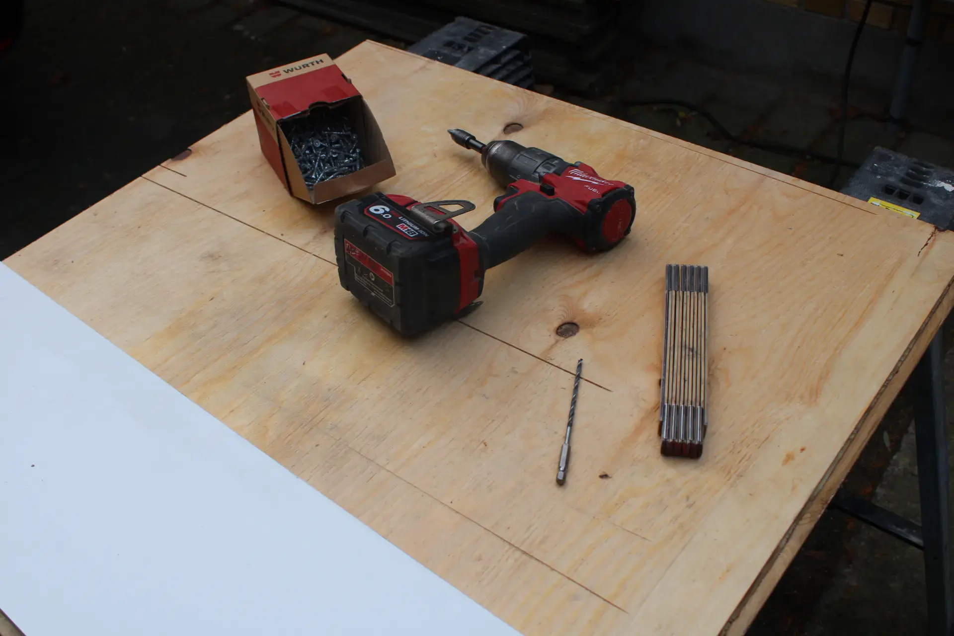 Boremaskine og skruer til byggeprojekt.